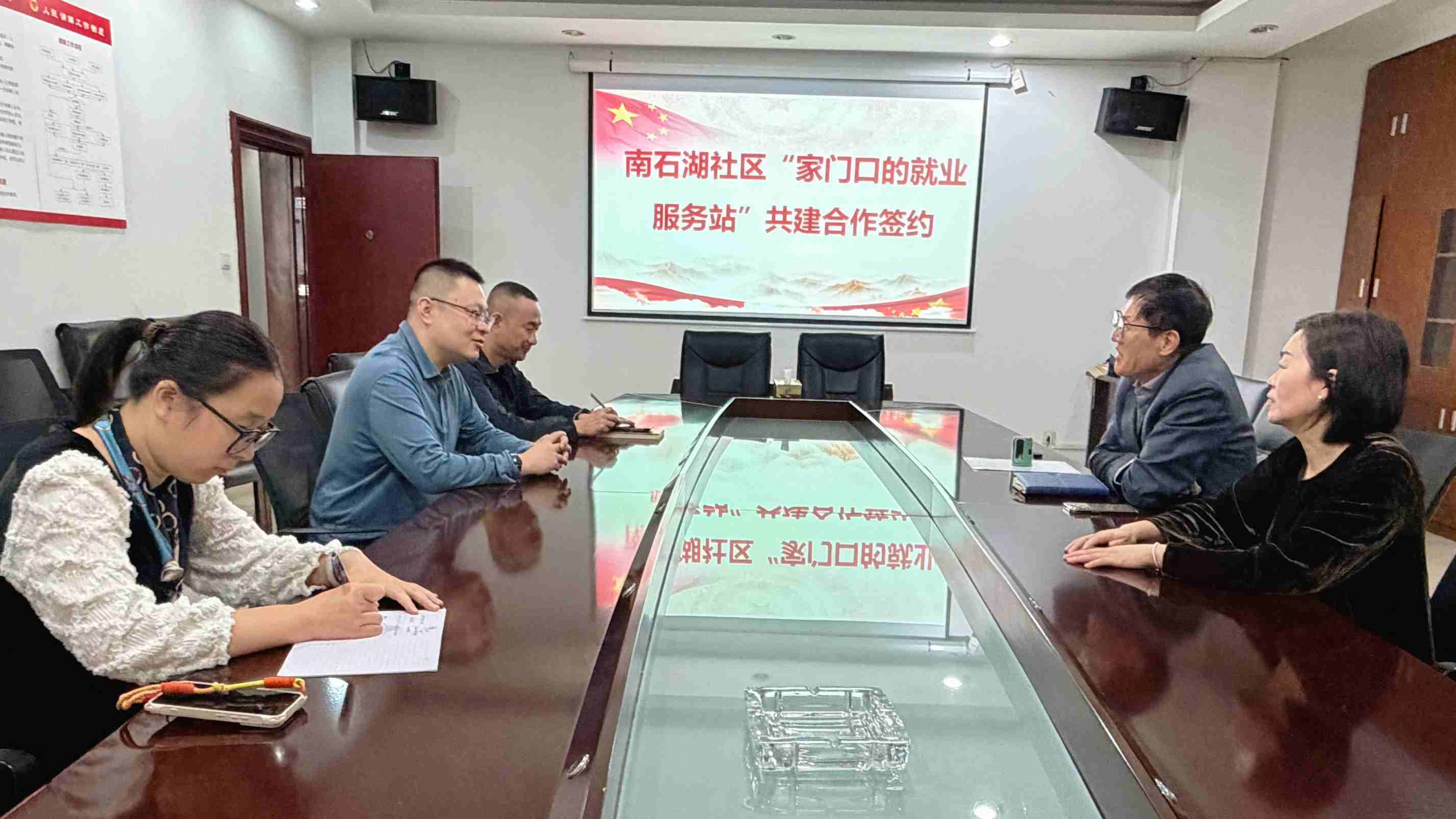 南石湖家门口就业服务站 | 企社联动，就业惠民！  